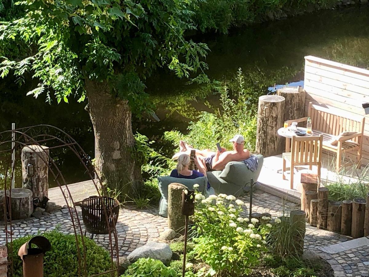 Gaestehaus Kajuete Direkt Am Wasser Friedrichstadt Extérieur photo