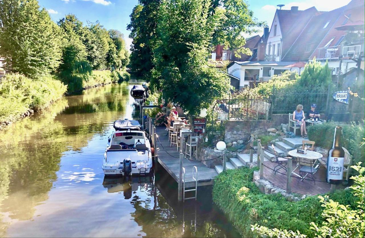 Gaestehaus Kajuete Direkt Am Wasser Friedrichstadt Extérieur photo